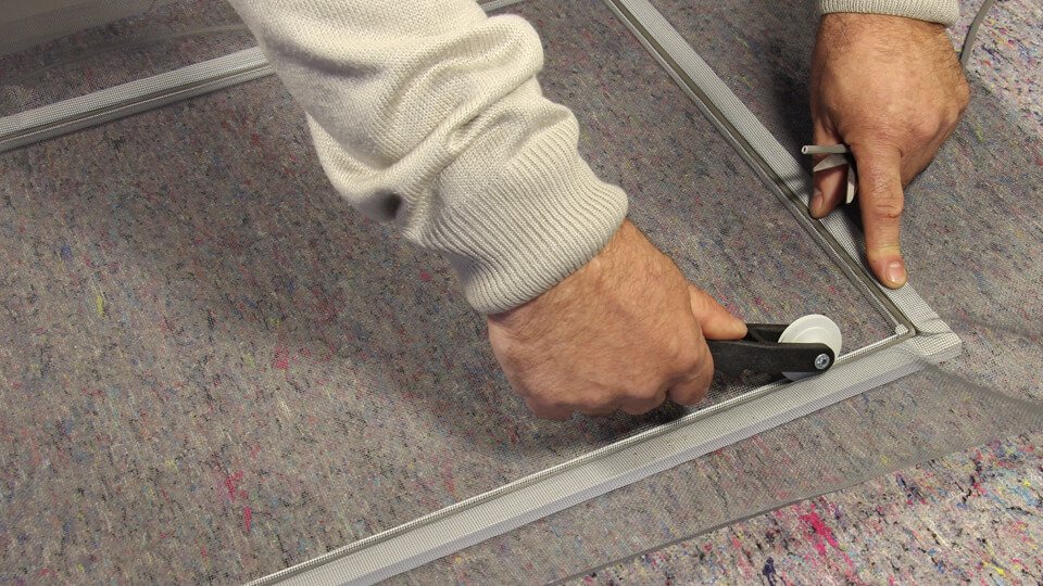 მწერების დამცავი ბადის გადაჭიმვა და სპეციალური რეზინის ჩამკეტის ჩასმა